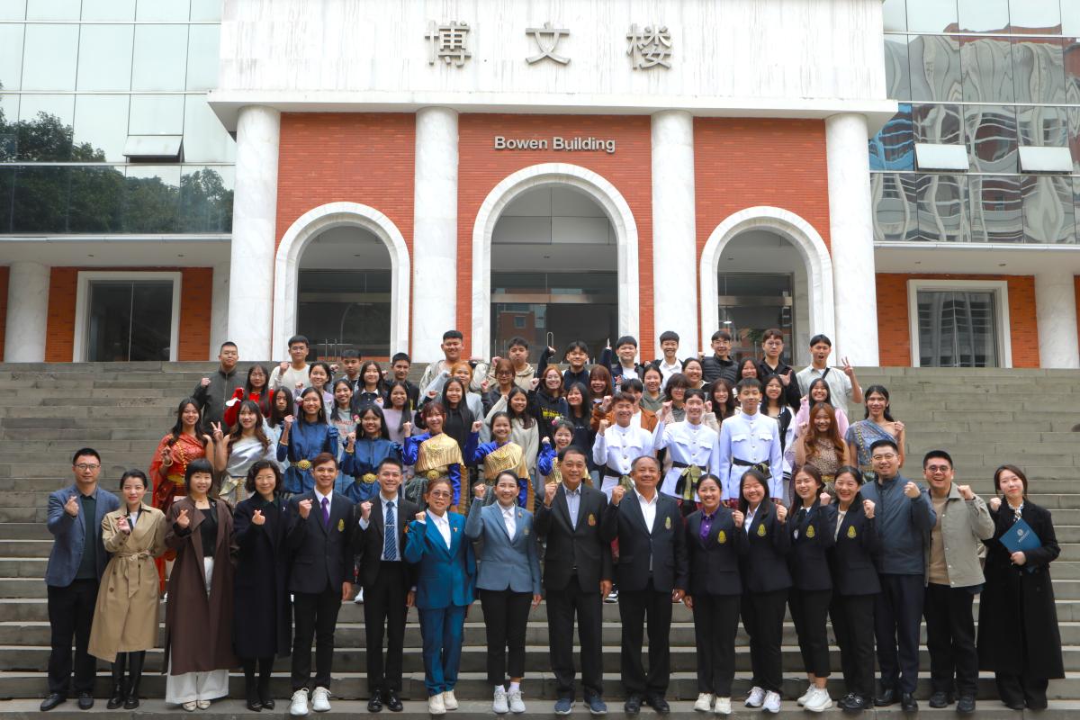 中泰师生在博文楼前合影.JPG